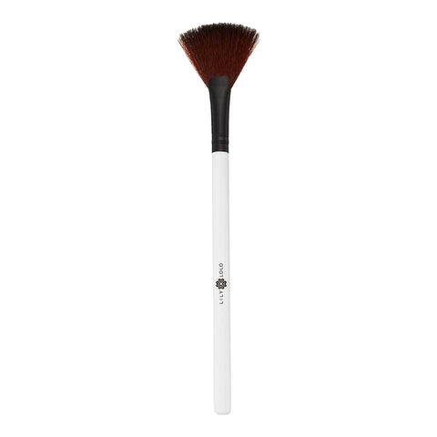 Small vegan fan makeup brush ideal for lightweight application of blusher and bronzer and to illuminate or highlight.